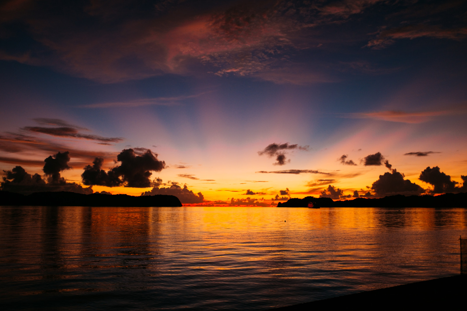 Un petit coucher de soleil depuis un endroit qui me tiens à cœur, et ou j'aimerais bien retourner ! Koror, Palaos 🇵🇼

Avec mon ptit fuji X100s