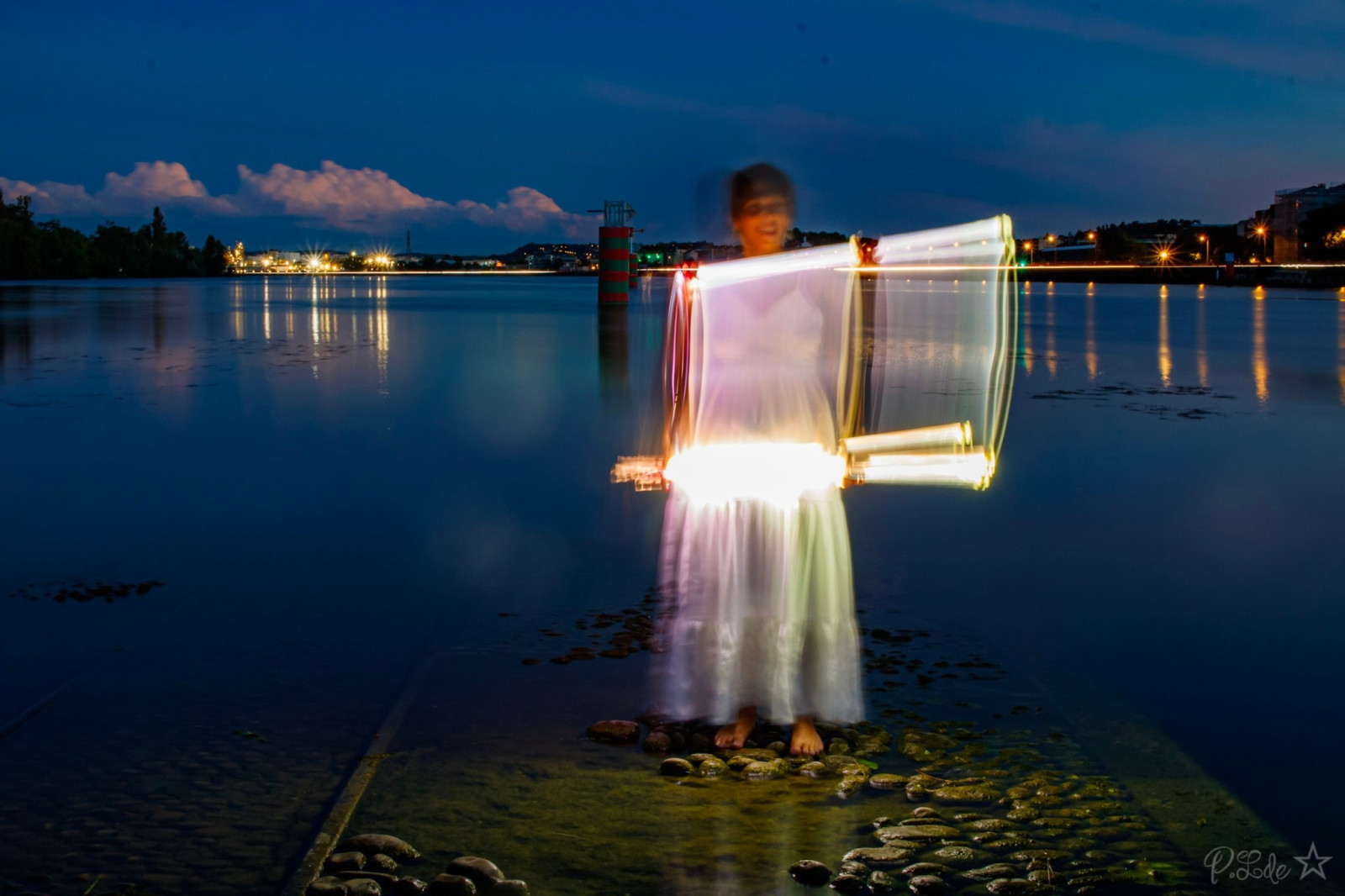 Il était une fois ... NON !! Je déconne ...
Souvenir .. souvenir de ma toute première sortie en mode manuel avec ma tout première séance photo avec modèle sur le thème lightpaing par un temps glacial et boueux.. ou j’ai failli prendre la fuite mais 😉😊😁😂 j’suis restée .... 
Hier, nous étions en tout petit comité pour cette séance photos sur le mode LIGHTPAING avec comme d’hab autant de bonne humeur, de rire voir même de fou-rire, un superbe beau cadre et bien sur Bérénice les pieds dans l’eau, Nicolas et Kaïto sans parler des vignes, des ragondins et des canards ...
Merci pour cet excellent moment partagé  avec Vous ou l’on a pas vu le temps passer ... en général, c’est toujours bon signe, n’est-il pas ?