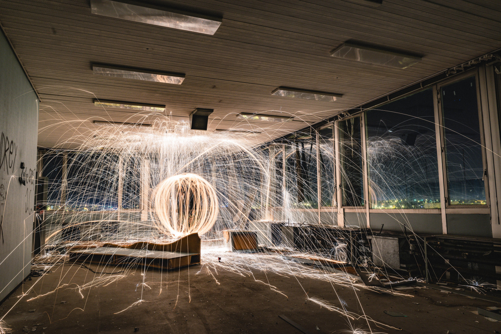 Un peu de Lightpainting aussi pour bien débuter la semaine.

=>Attention, toujours avec un extincteur a proximité pour ce type de photos !