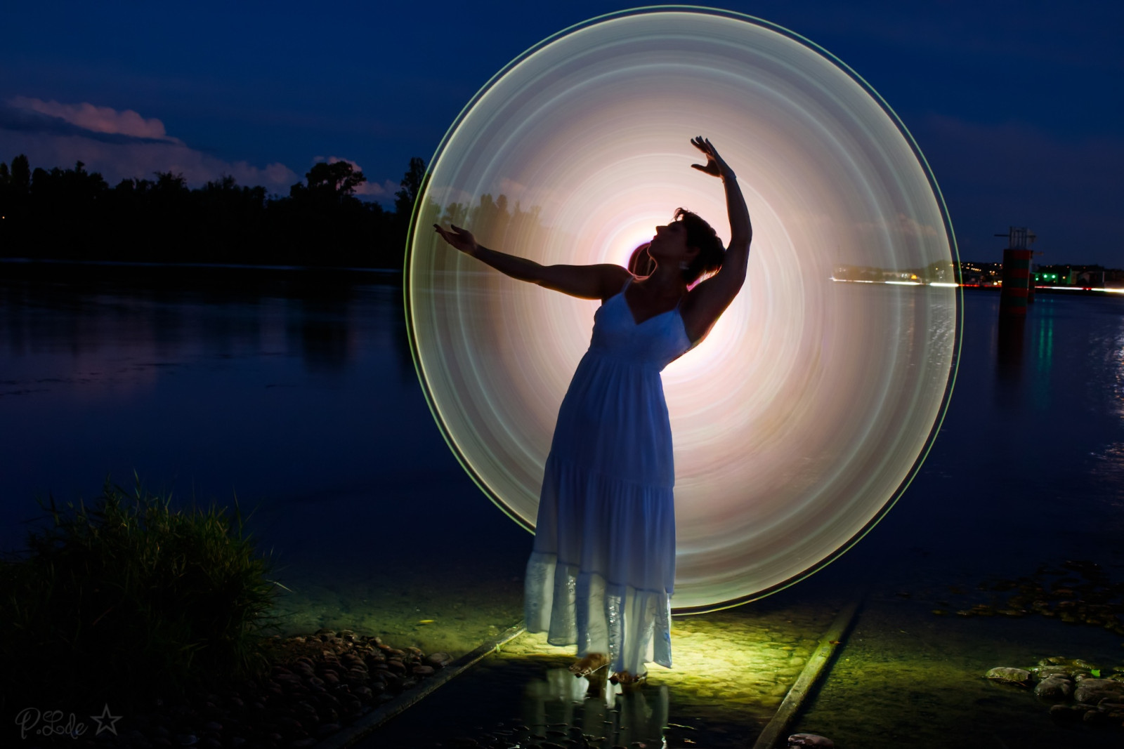 Il était une fois ... NON !! Je déconne ...
Souvenir .. souvenir de ma toute première sortie en mode manuel avec ma tout première séance photo avec modèle sur le thème lightpaing par un temps glacial et boueux.. ou j’ai failli prendre la fuite mais 😉😊😁😂 j’suis restée .... 
Hier, nous étions en tout petit comité pour cette séance photos sur le mode LIGHTPAING avec comme d’hab autant de bonne humeur, de rire voir même de fou-rire, un superbe beau cadre et bien sur Bérénice les pieds dans l’eau, Nicolas et Kaïto sans parler des vignes, des ragondins et des canards ...
Merci pour cet excellent moment partagé  avec Vous ou l’on a pas vu le temps passer ... en général, c’est toujours bon signe, n’est-il pas ?