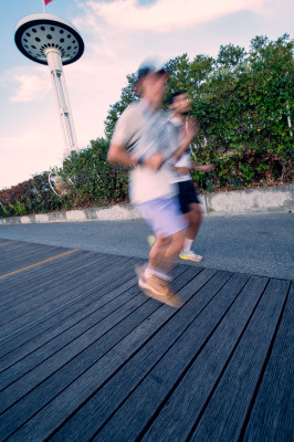 La course est une danse avec le temps et l'espace. Parfois, la vitesse efface les contours, ne laissant derrière elle que l'essence du mouvement. La beauté fugitive d'une foulée, là où le corps s'efface pour laisser place à la pure énergie...