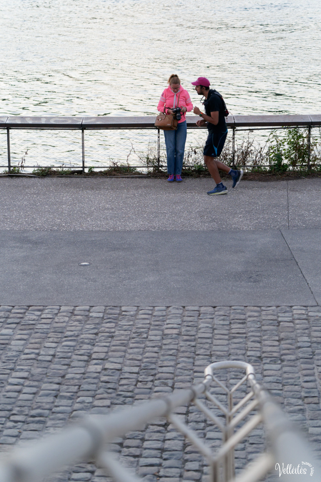 Sortie du 9 septembre Piscine du Rhône 
Une série à la poursuite de la fille au sweat rose  ( merci Christine !)
Une série sur les solitaires