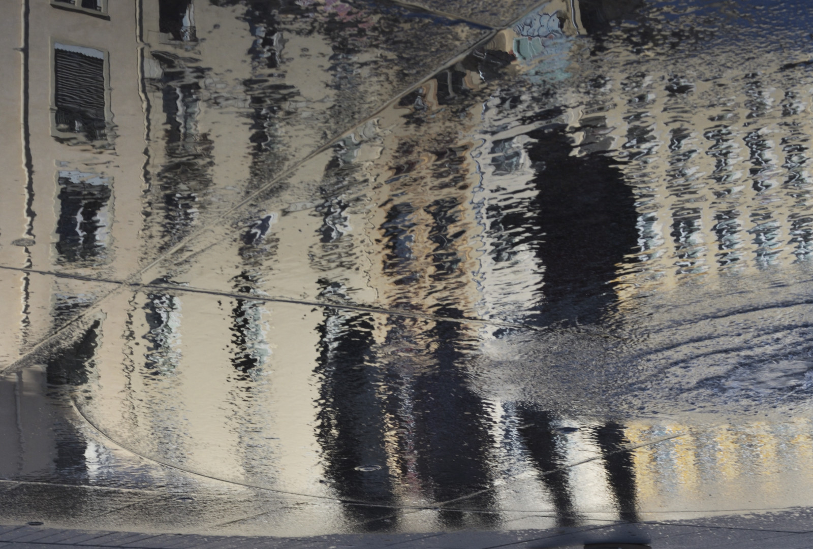 Quelques reflets mystérieux et colorés dans les eaux des Terreaux