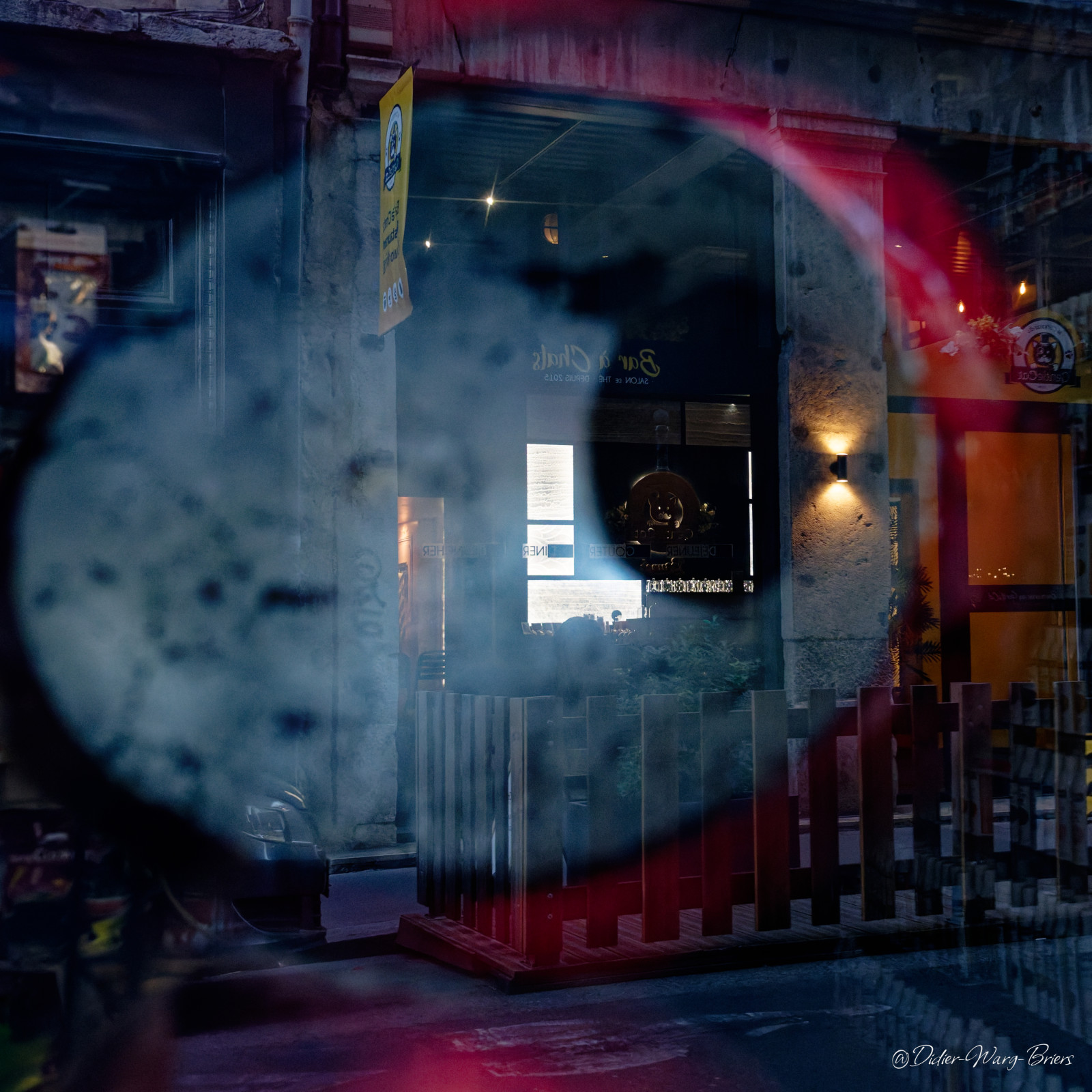 Le mérite c'est d'essayer mais visiblement je suis encore très loin de la vision de Saul Leiter mais je me suis bien amusé , merci pour cette belle ambiance .