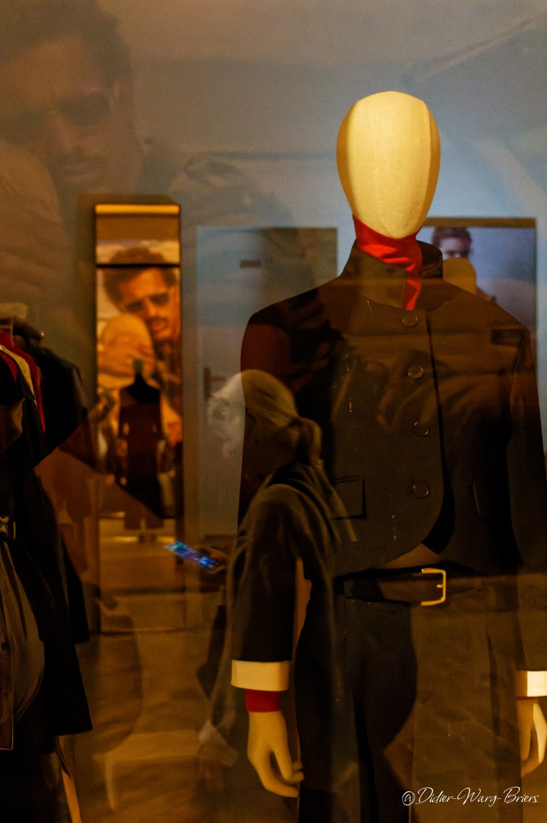 Le mérite c'est d'essayer mais visiblement je suis encore très loin de la vision de Saul Leiter mais je me suis bien amusé , merci pour cette belle ambiance .