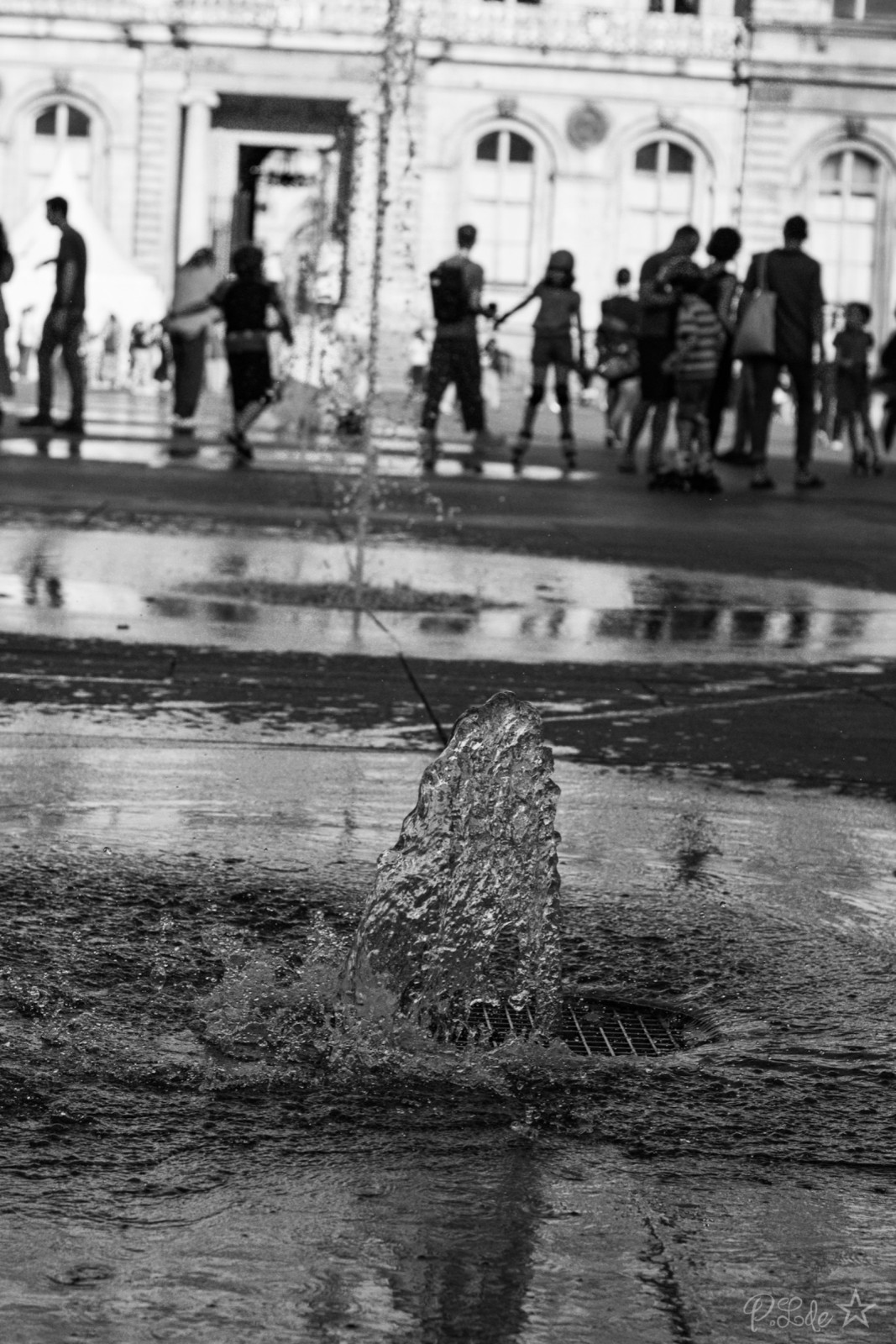 Sortie Street Photo aux Terreaux..
Belle rencontre avec des nouveaux même si je n’ai pu prolonger: boulot oblige et beaux partages .. 
Merci à tous .. et merci comme d’hab @nicolasnavrot et @Kaito 

Un peu déboussolée, ayant pris le plis des sorties à thème.. donc, ne changeons pas nos habitudes .. 
J’espère que tous ces sorties initiatives portent leurs fruits ... même si je suis fière de certains résultats et là c’était pas gagné  car j’etais repartie pas trop contente de moi ... 
Petite série  avec les jets d’eau