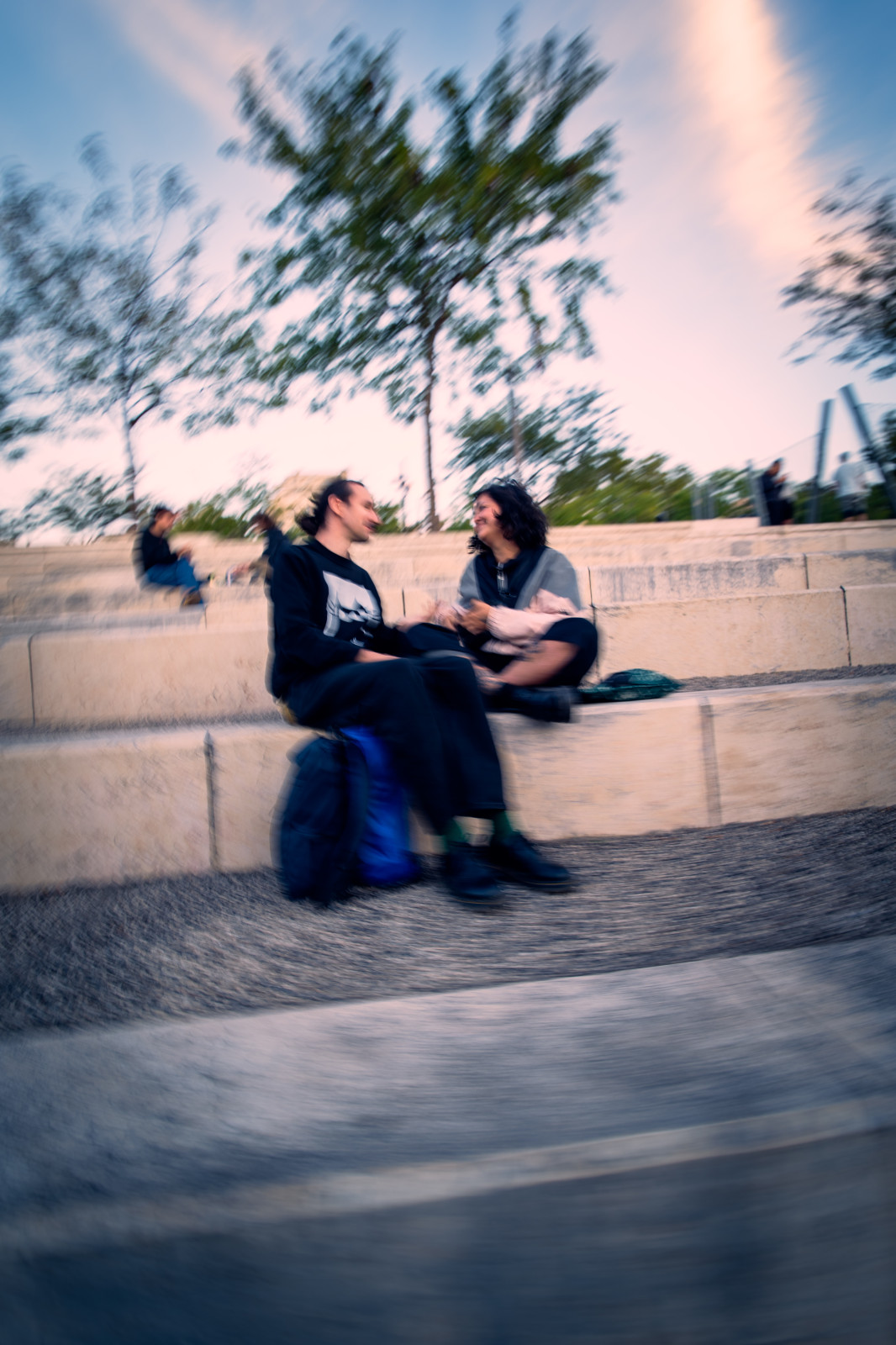 "Flou.. ple"
Entre l'excitation et l'empressement, l'amour nous plonge parfois dans un joyeux tourbillon. Un instant suspendu, où les contours s'estompent pour ne laisser place qu'à l'émotion pure d'un duo complice...