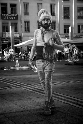 suite du premier post : les portraits en instantané, en filé ou en pose longue à main levée pour un léger flou de mouvement pour fondre les personnes dans leur décor ( au fait dans la photo 1, y en a t il 2 ou 3... c'est selon) 
Merci encore pour la sortie ... à la prochaine !