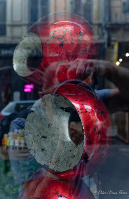 Le mérite c'est d'essayer mais visiblement je suis encore très loin de la vision de Saul Leiter mais je me suis bien amusé , merci pour cette belle ambiance .