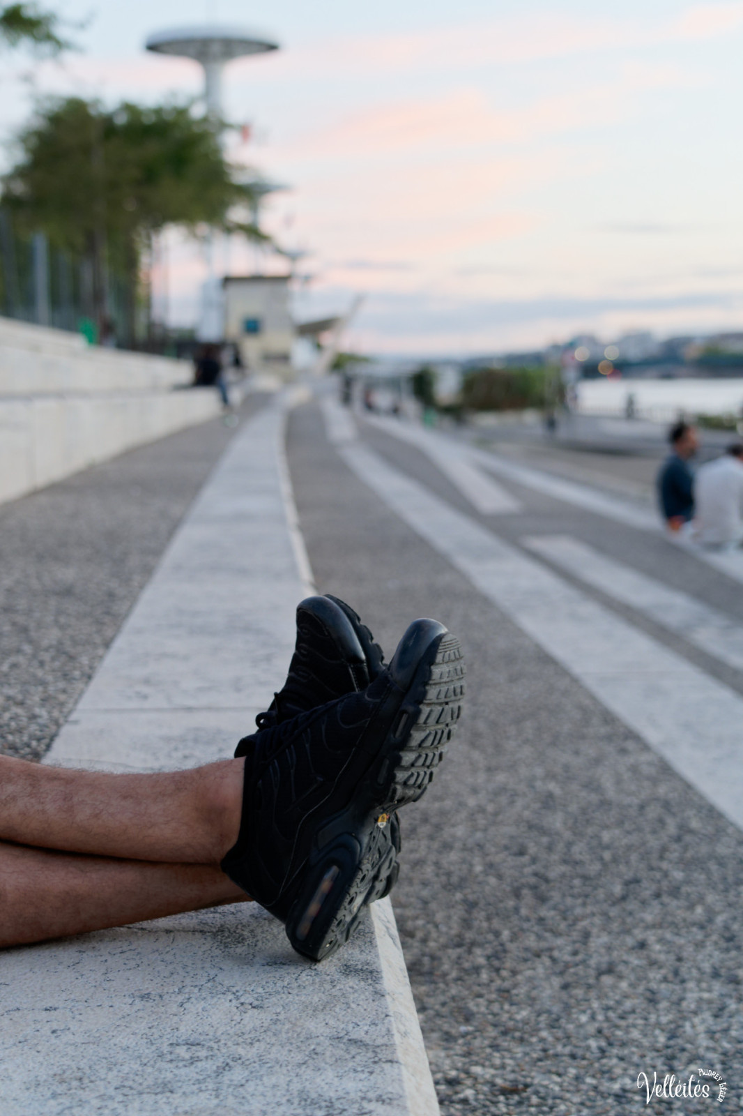 Sortie du 9 Septembre Piscine du Rhône
Une série près du sol, tout bascule pour révéler les ombres, les fantômes d’une autre réalité
Une série sur les quais : un lieu de passage pour courir ou rouler vers son cours de guitare? Ou un lieu où se poser : pour apprendre la photo, prendre un selfie ou simplement profiter de l’instant présent