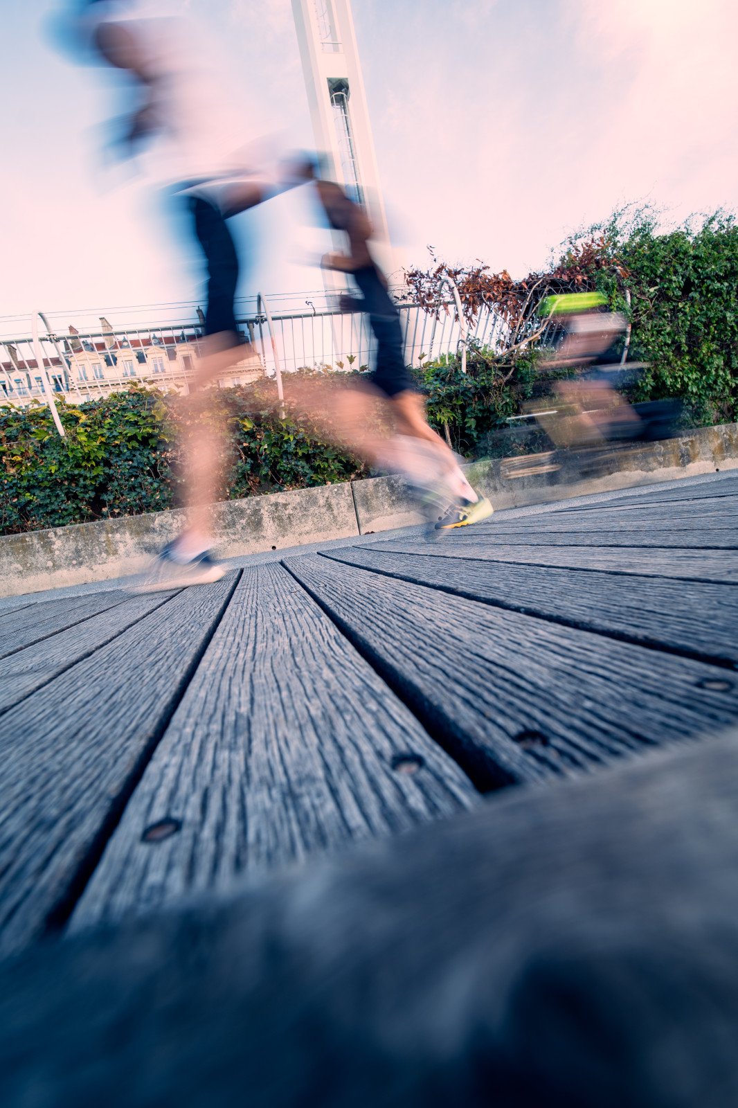 La course est une danse avec le temps et l'espace. Parfois, la vitesse efface les contours, ne laissant derrière elle que l'essence du mouvement. La beauté fugitive d'une foulée, là où le corps s'efface pour laisser place à la pure énergie...
