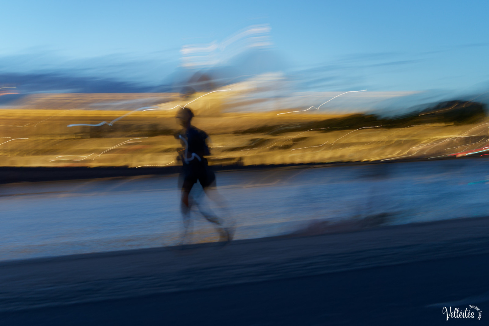 Sortie du 9 Septembre Piscine du Rhône
Une série près du sol, tout bascule pour révéler les ombres, les fantômes d’une autre réalité
Une série sur les quais : un lieu de passage pour courir ou rouler vers son cours de guitare? Ou un lieu où se poser : pour apprendre la photo, prendre un selfie ou simplement profiter de l’instant présent