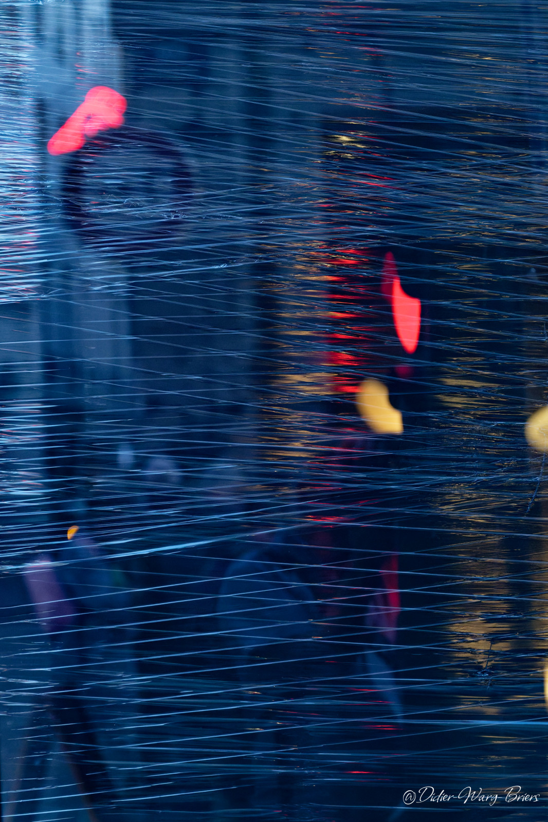 Le mérite c'est d'essayer mais visiblement je suis encore très loin de la vision de Saul Leiter mais je me suis bien amusé , merci pour cette belle ambiance .