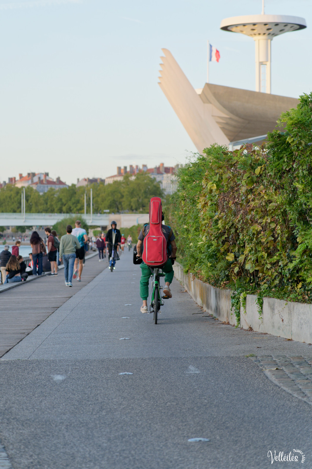 Sortie du 9 Septembre Piscine du Rhône
Une série près du sol, tout bascule pour révéler les ombres, les fantômes d’une autre réalité
Une série sur les quais : un lieu de passage pour courir ou rouler vers son cours de guitare? Ou un lieu où se poser : pour apprendre la photo, prendre un selfie ou simplement profiter de l’instant présent