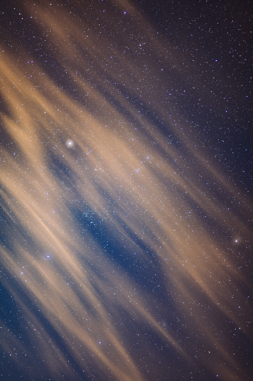 Des conditions pas évidentes hier soir lors du Workshop Astrophoto organisé sur le Pilat ! 

Des nuages capricieux et du vent pendant la soirée un peu fraiche, des photos qui sont dures à traiter mais c'est la dure loi de l'astrophoto ! Comme en témoignent ces quelques clichés.

Le principal étant que chacun dispose à présent du bagage nécessaire pour mieux comprendre le ciel, les conditions, les réglages, ainsi que la mise en station ! 

Merci à tous les participants, en espérant que la soirée vous à plu :)