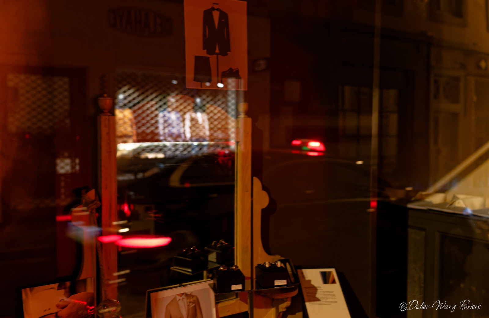 Le mérite c'est d'essayer mais visiblement je suis encore très loin de la vision de Saul Leiter mais je me suis bien amusé , merci pour cette belle ambiance .