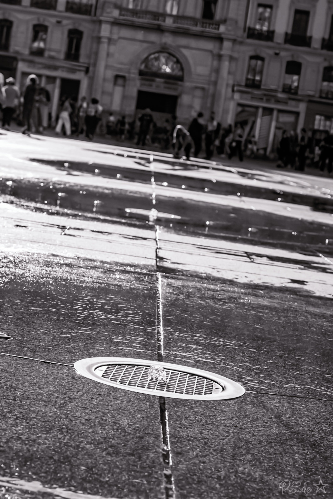 Sortie Street Photo aux Terreaux..
Belle rencontre avec des nouveaux même si je n’ai pu prolonger: boulot oblige et beaux partages .. 
Merci à tous .. et merci comme d’hab @nicolasnavrot et @Kaito 

Un peu déboussolée, ayant pris le plis des sorties à thème.. donc, ne changeons pas nos habitudes .. 
J’espère que tous ces sorties initiatives portent leurs fruits ... même si je suis fière de certains résultats et là c’était pas gagné  car j’etais repartie pas trop contente de moi ... 
Petite série  avec les jets d’eau