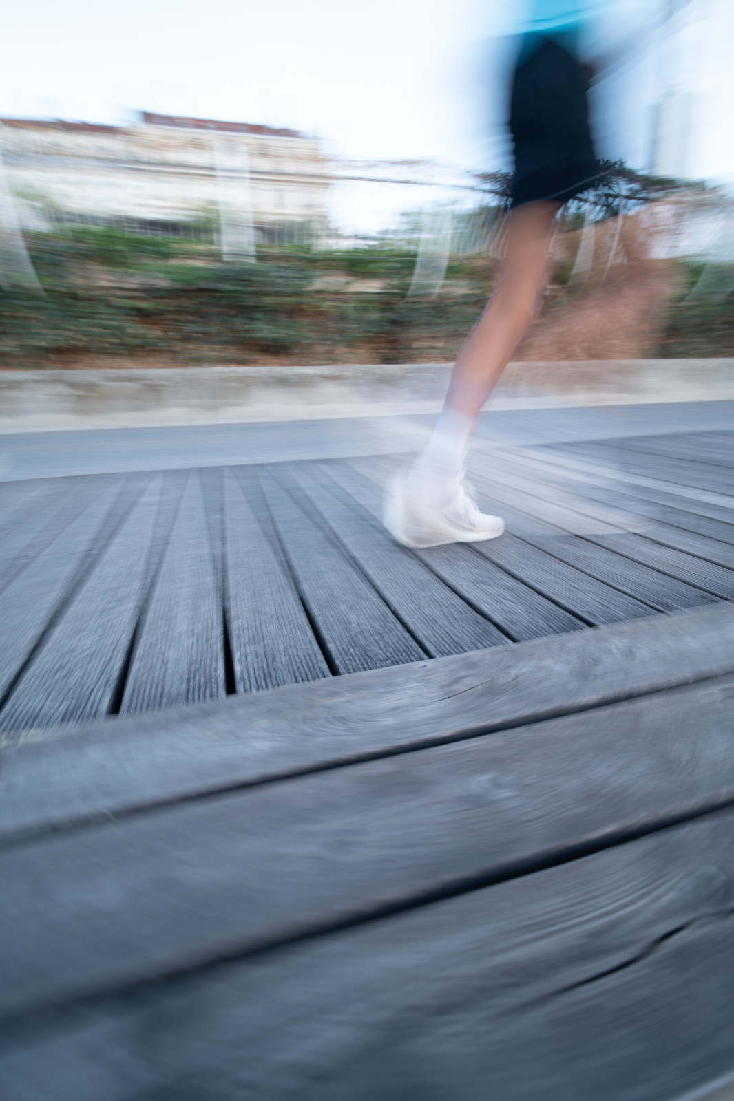 La course est une danse avec le temps et l'espace. Parfois, la vitesse efface les contours, ne laissant derrière elle que l'essence du mouvement. La beauté fugitive d'une foulée, là où le corps s'efface pour laisser place à la pure énergie...