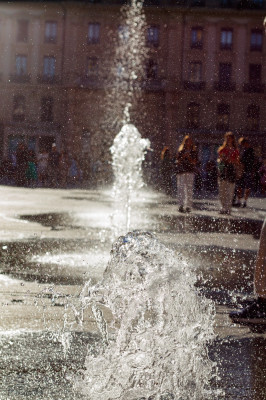 Sortie Street Photo aux Terreaux..
Belle rencontre avec des nouveaux même si je n’ai pu prolonger: boulot oblige et beaux partages .. 
Merci à tous .. et merci comme d’hab @nicolasnavrot et @Kaito 

Un peu déboussolée, ayant pris le plis des sorties à thème.. donc, ne changeons pas nos habitudes .. 
J’espère que tous ces sorties initiatives portent leurs fruits ... même si je suis fière de certains résultats et là c’était pas gagné  car j’etais repartie pas trop contente de moi ... 
Petite série  avec les jets d’eau