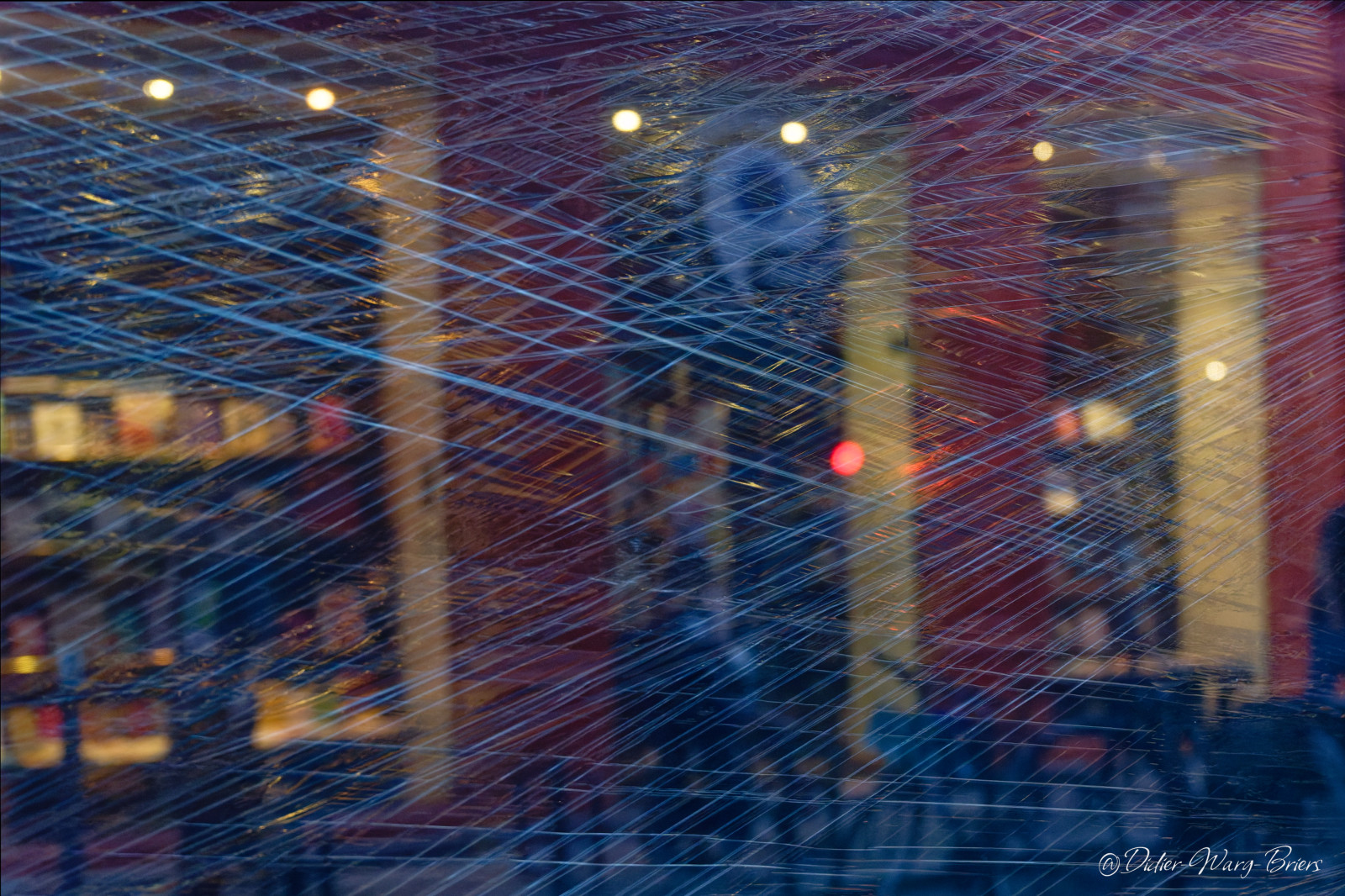 Le mérite c'est d'essayer mais visiblement je suis encore très loin de la vision de Saul Leiter mais je me suis bien amusé , merci pour cette belle ambiance .