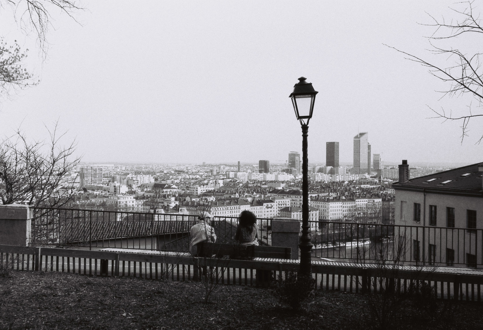 Vue sur la ville, Croix-Rousse. Leica M6, Summicron 50 mm, Lomography Earl Grey 100 ISO