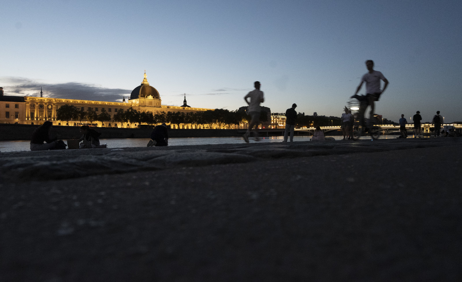 Street photo du 26.09, contraste formes humaines contre architecture