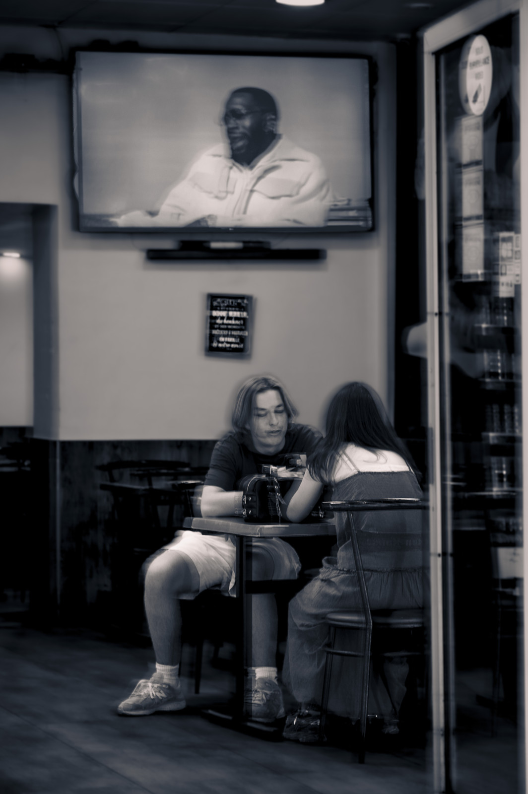 suite du premier post : les portraits en instantané, en filé ou en pose longue à main levée pour un léger flou de mouvement pour fondre les personnes dans leur décor ( au fait dans la photo 1, y en a t il 2 ou 3... c'est selon) 
Merci encore pour la sortie ... à la prochaine !