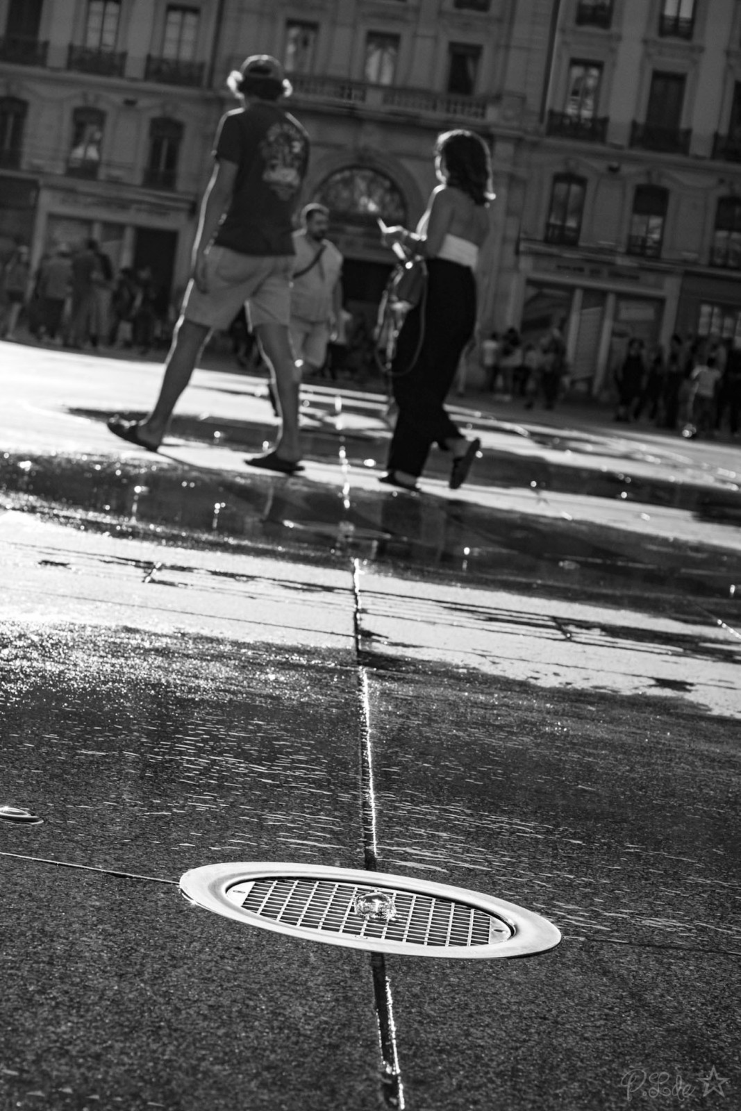 Sortie Street Photo aux Terreaux..
Belle rencontre avec des nouveaux même si je n’ai pu prolonger: boulot oblige et beaux partages .. 
Merci à tous .. et merci comme d’hab @nicolasnavrot et @Kaito 

Un peu déboussolée, ayant pris le plis des sorties à thème.. donc, ne changeons pas nos habitudes .. 
J’espère que tous ces sorties initiatives portent leurs fruits ... même si je suis fière de certains résultats et là c’était pas gagné  car j’etais repartie pas trop contente de moi ... 
Petite série  avec les jets d’eau