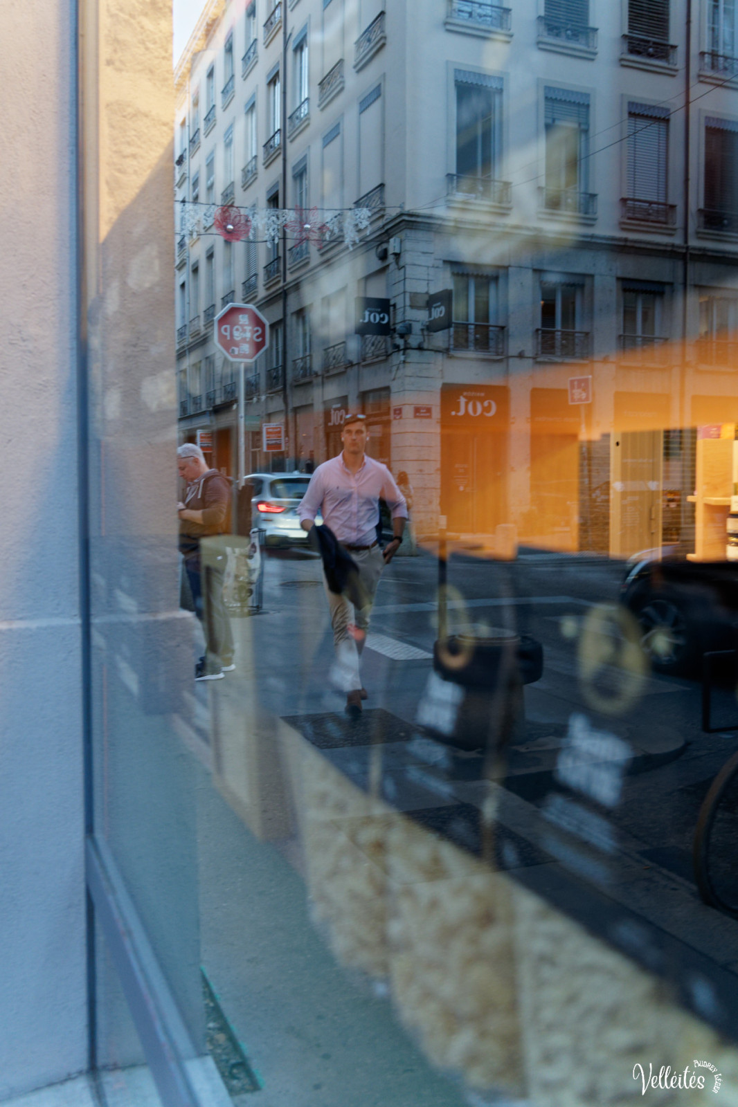 Merci pour cette initiation à la manière de Saul Leiter . C’était très intéressant, je n’ai pas trop réussi l’aspect trichromie ! Merci pour la bonne humeur des participants, coopération et tentatives farfelues