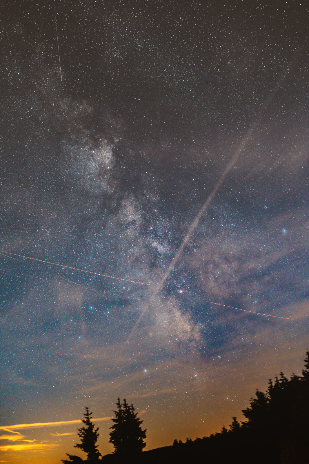 Des conditions pas évidentes hier soir lors du Workshop Astrophoto organisé sur le Pilat ! 

Des nuages capricieux et du vent pendant la soirée un peu fraiche, des photos qui sont dures à traiter mais c'est la dure loi de l'astrophoto ! Comme en témoignent ces quelques clichés.

Le principal étant que chacun dispose à présent du bagage nécessaire pour mieux comprendre le ciel, les conditions, les réglages, ainsi que la mise en station ! 

Merci à tous les participants, en espérant que la soirée vous à plu :)