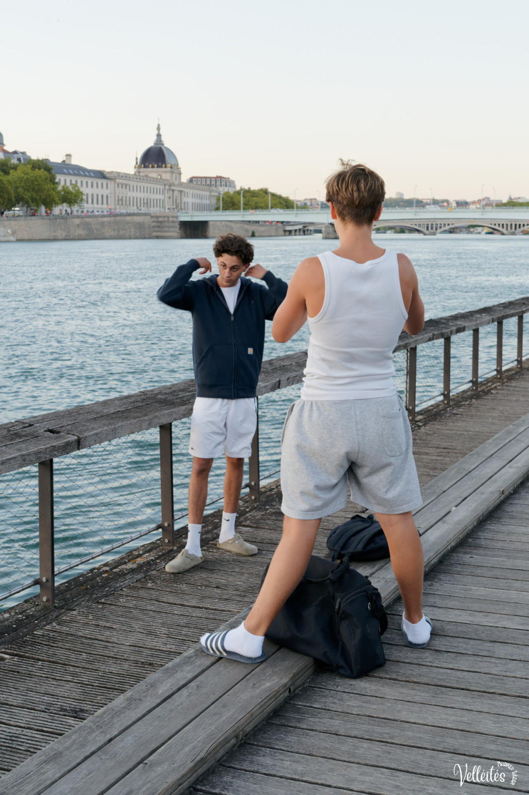 Sortie du 9 Septembre Piscine du Rhône
Une série près du sol, tout bascule pour révéler les ombres, les fantômes d’une autre réalité
Une série sur les quais : un lieu de passage pour courir ou rouler vers son cours de guitare? Ou un lieu où se poser : pour apprendre la photo, prendre un selfie ou simplement profiter de l’instant présent
