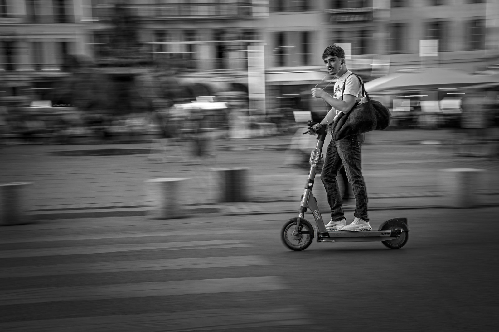 suite du premier post : les portraits en instantané, en filé ou en pose longue à main levée pour un léger flou de mouvement pour fondre les personnes dans leur décor ( au fait dans la photo 1, y en a t il 2 ou 3... c'est selon) 
Merci encore pour la sortie ... à la prochaine !