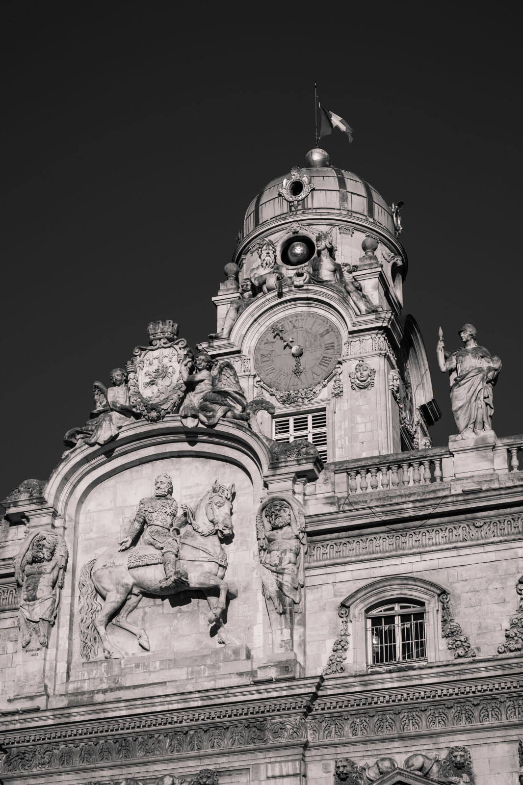 À la recherche des contrastes et des textures de l'architecture.