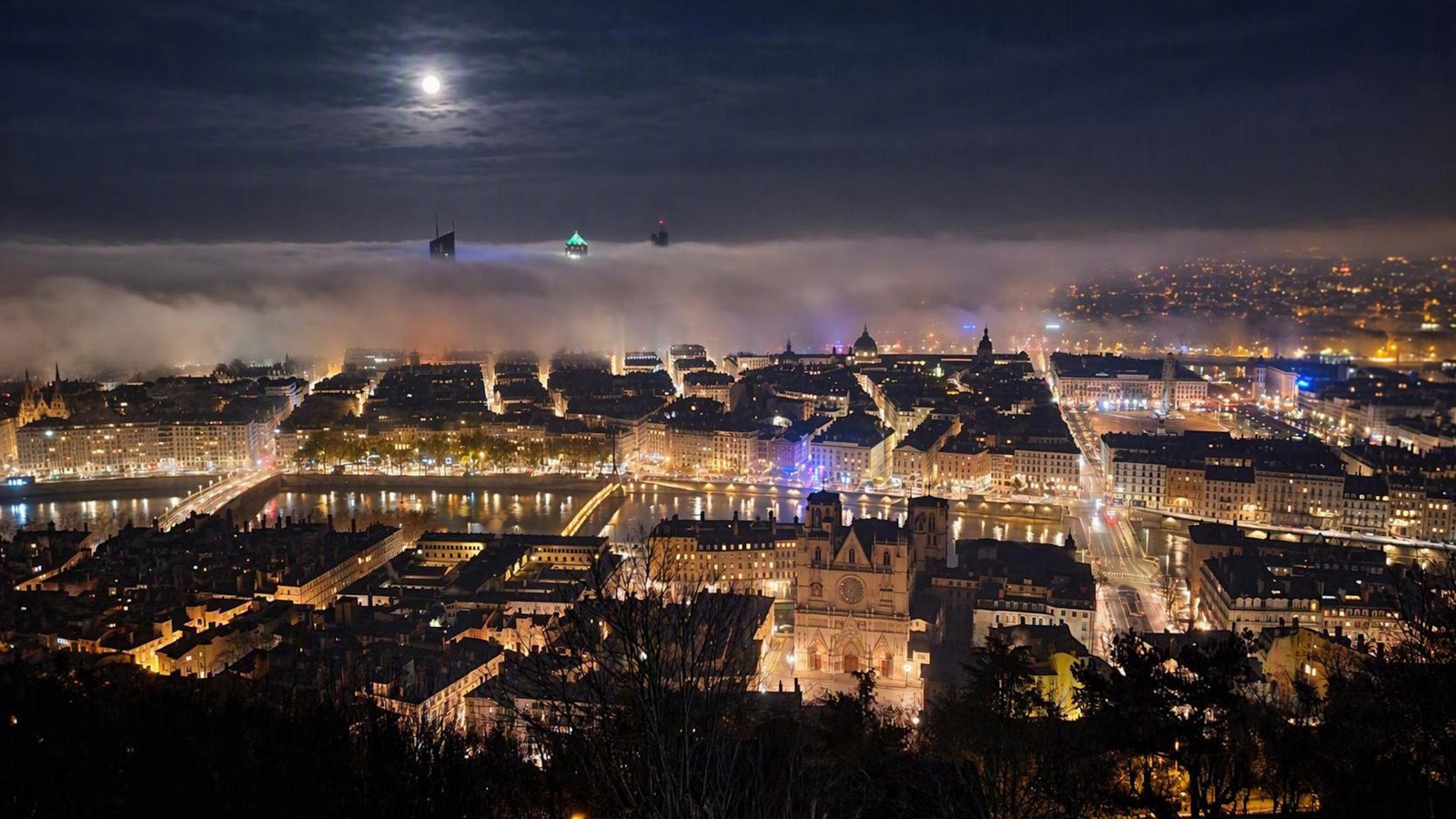 Monté presque par hasard à Fourvière. Sans mon boitier. 
et là, le brouillard était en train d'avaler Lyon. 
bref, le meilleur appareil, c'est bien celui qu'on a avec soit au bon moment...