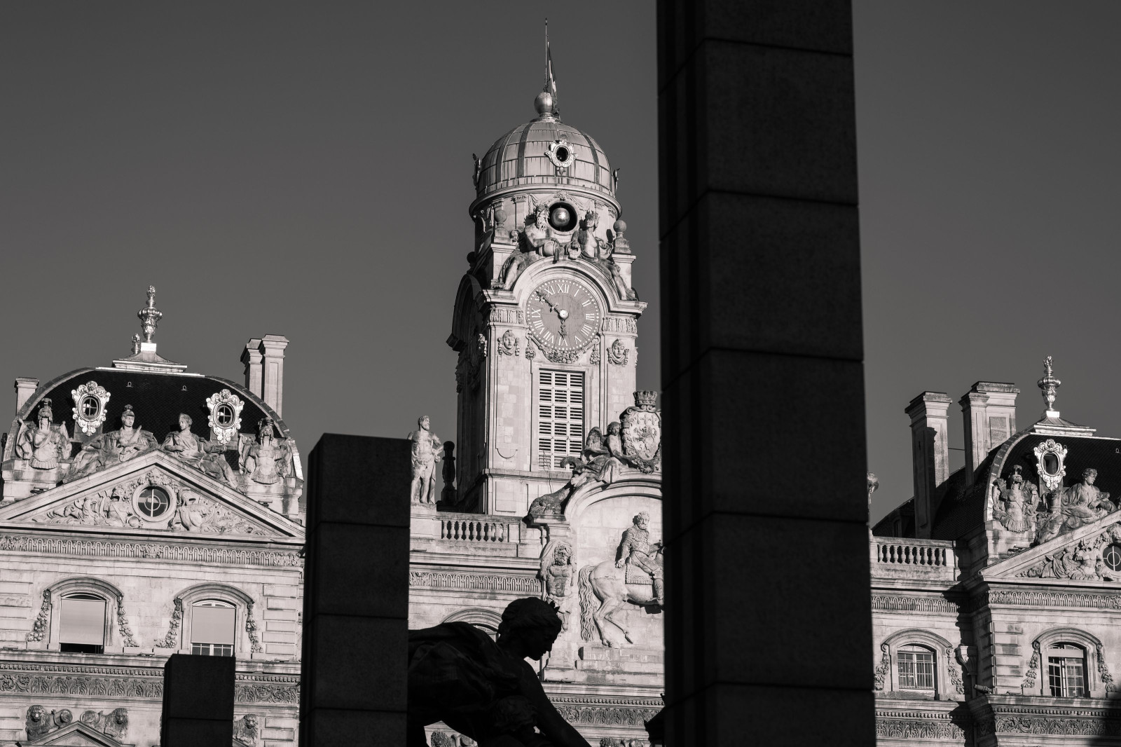 À la recherche des contrastes et des textures de l'architecture.