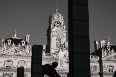 À la recherche des contrastes et des textures de l'architecture.