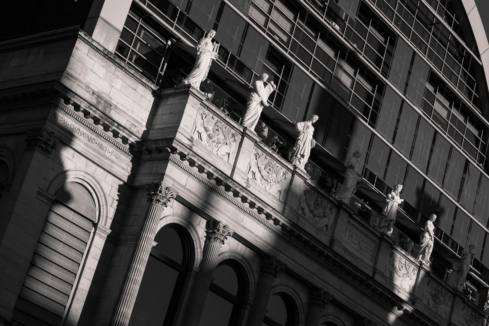 À la recherche des contrastes et des textures de l'architecture.