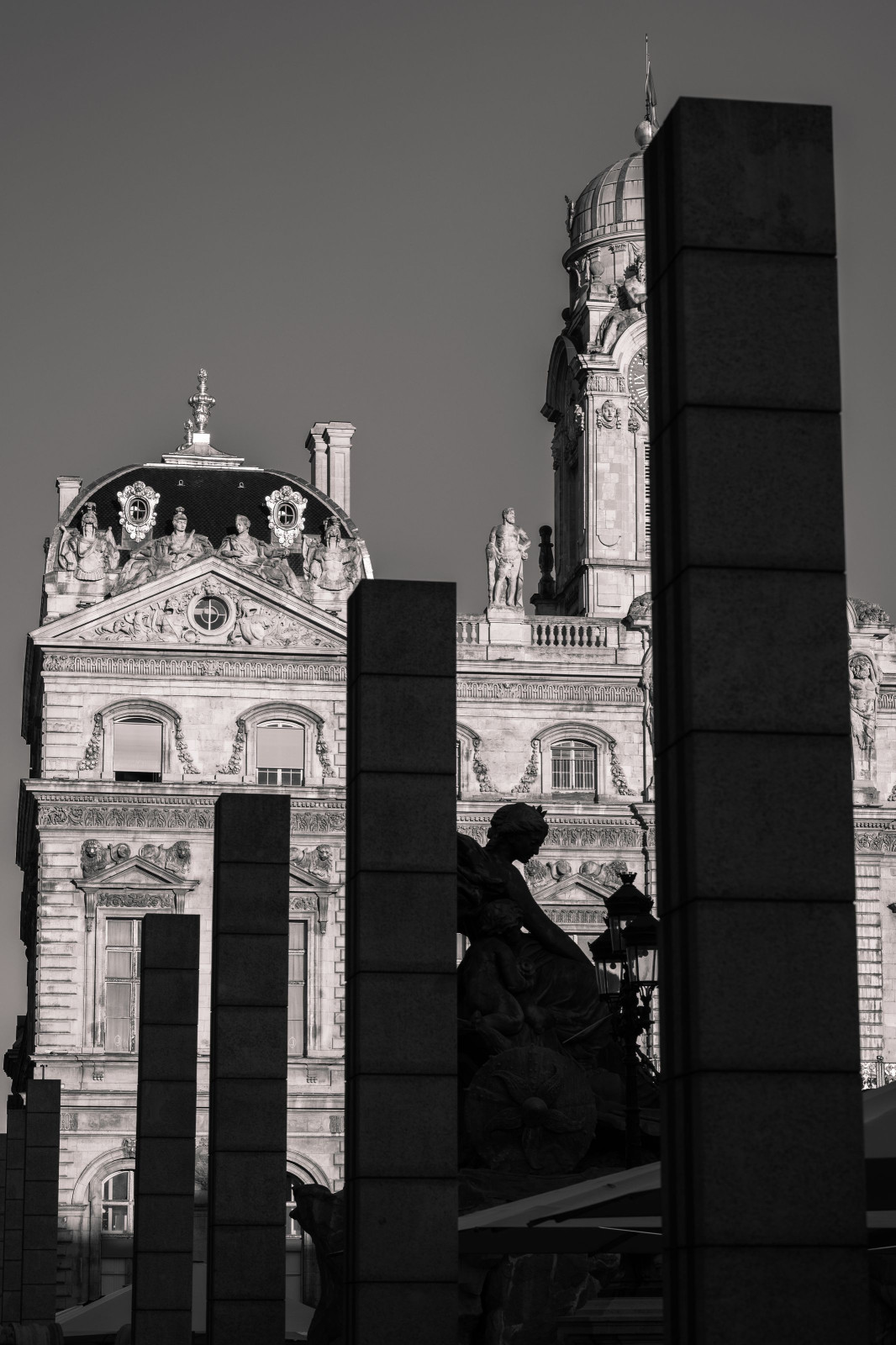 À la recherche des contrastes et des textures de l'architecture.
